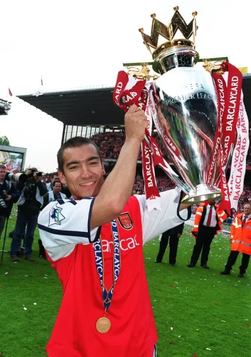 Framed Print : Govanni van Bonckorst (Arsenal) lifts the F. A. Barclaycard Premiership Trophy
