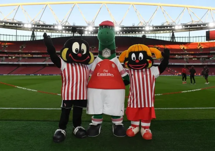 Framed Print : Gunner with the Brentford mascots. Arsenal 3: 1 Brentford. Carabao Cup. 3rd Round