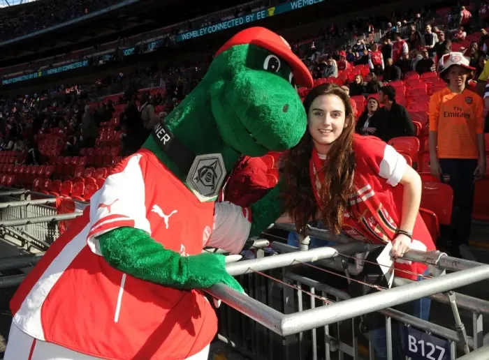 Framed Print : Gunner meets the fans before the match. Arsenal 2: 1 Reading. FA Cup Semi Final. Wembley Stadium