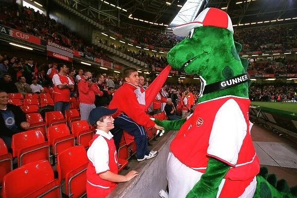 Gunner meets some young fans before the match. Arsenal 1:0 Southampton. The F