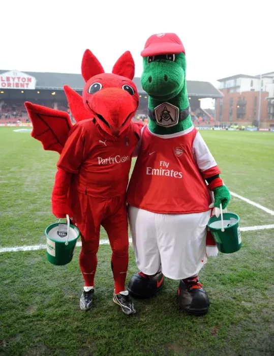Framed Print : Gunner and the Orient mascot. Leyton Orient 1: 1 Arsenal. FA Cup 5th Round