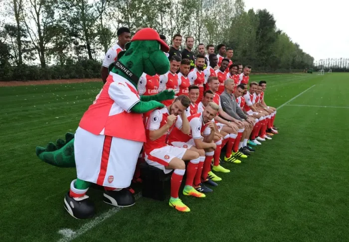 Framed Print : Gunnersaurus Meets New Arsenal Signing Shkodran Mustafi: 2016-17 First Team Squad Photocall