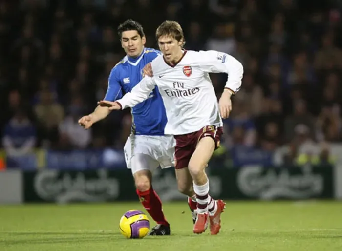  : Head-to-Head: Hleb vs Hughes in the 0:0 Battle at Fratton Park, Premier League, 2007