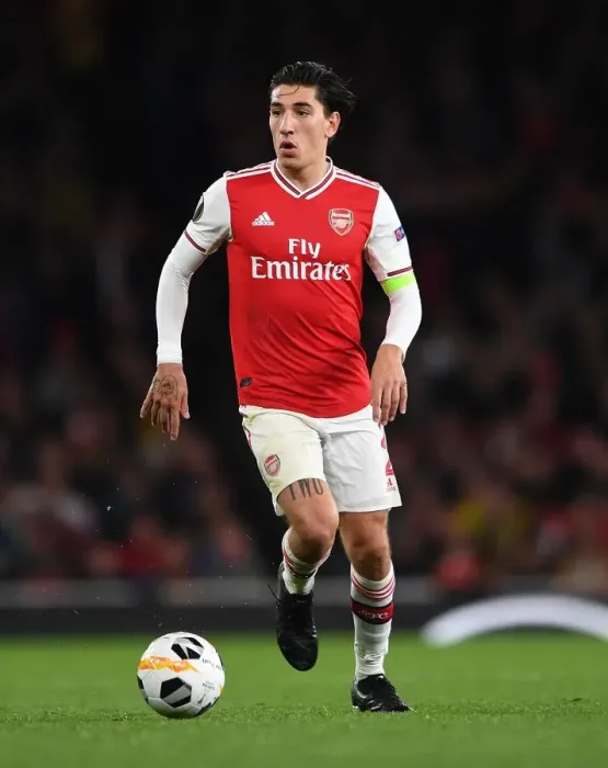 Framed Print : Hector Bellerin in Action: Arsenal vs Standard Liege, Europa League 2019-20