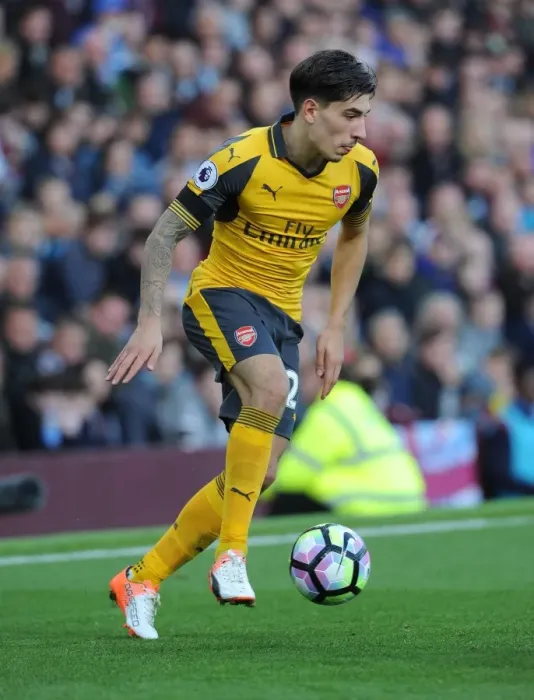 Framed Print : Hector Bellerin in Action: Burnley vs. Arsenal, Premier League 2016-17