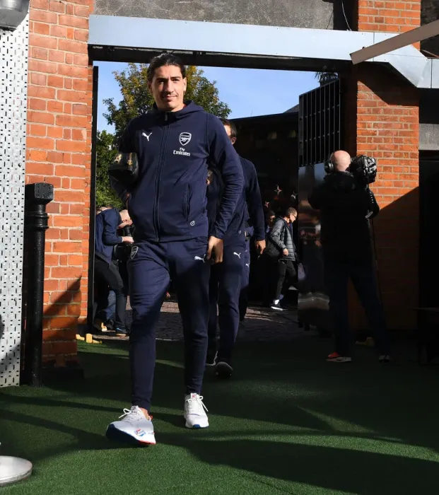 Framed Print : Hector Bellerin Arrives at Craven Cottage: Fulham vs Arsenal, Premier League 2018-19 Framed Print : Hector Bellerin Arrives at Craven Cottage: Fulham vs Arsenal, Premier League 2018-19