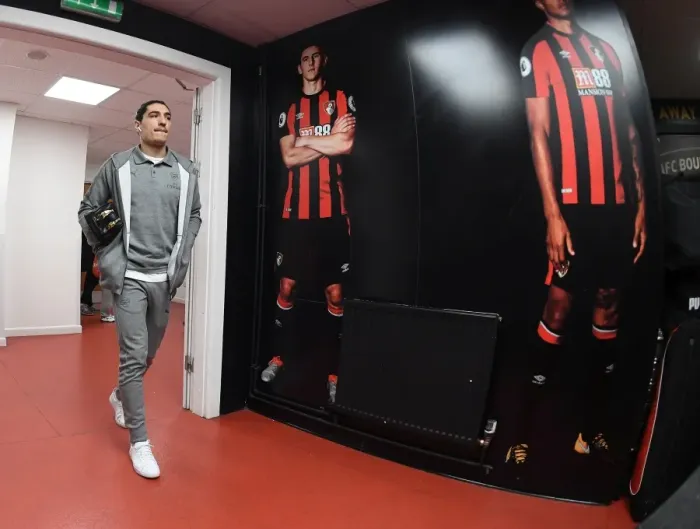 Framed Print : Hector Bellerin Arrives at Vitality Stadium: AFC Bournemouth vs. Arsenal, Premier League 2017-18
