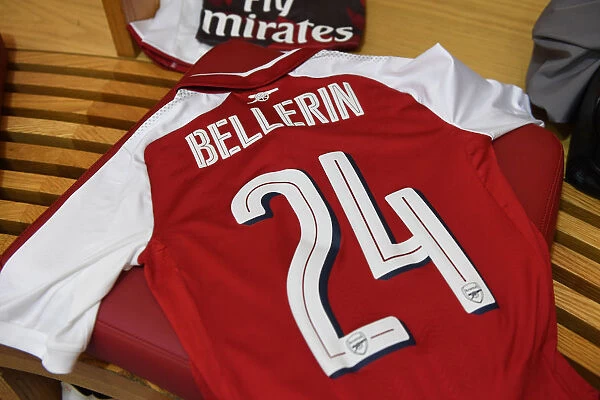 Hector Bellerin in Arsenal Changing Room Before Arsenal vs Sevilla FC (Emirates Cup 2017-18)