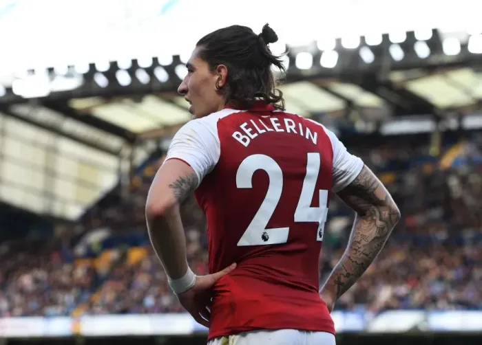 Framed Print : Hector Bellerin: Arsenal Star in Action against Chelsea (2017-18)
