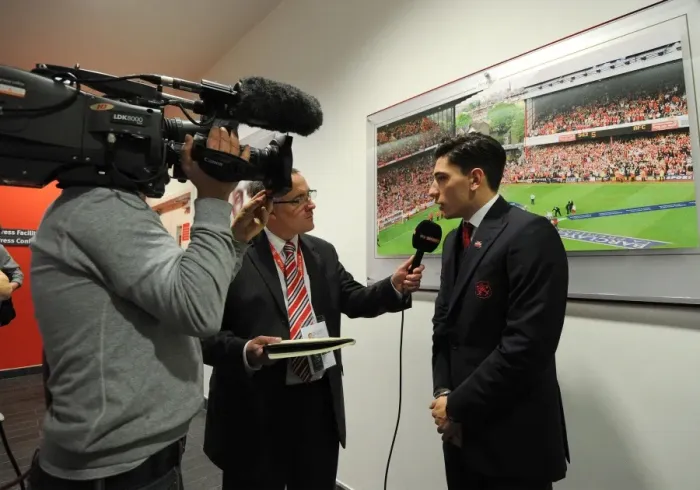 Framed Print : Hector Bellerin: Arsenal's Focused Star Before Arsenal vs. Everton Clash