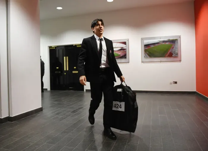 Framed Print : Hector Bellerin at Emirates Stadium: Arsenal's Ready Stance Before Arsenal vs Sheffield United (2019-2020)