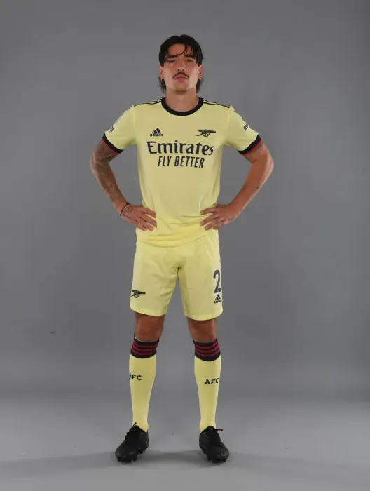 Framed Print : Hector Bellerin Gears Up for Arsenal's 2021-22 Season at London Colney Training Ground