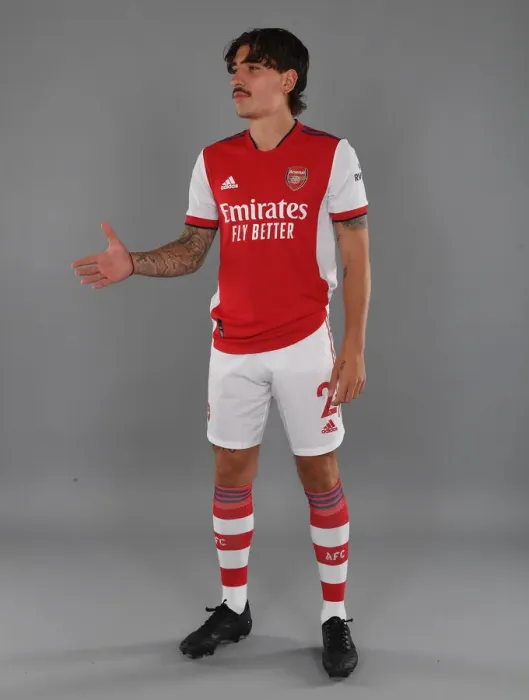 Framed Print : Hector Bellerin Gears Up for Arsenal's 2021-22 Season at London Colney Training Ground Framed Print : Hector Bellerin Gears Up for Arsenal's 2021-22 Season at London Colney Training Ground