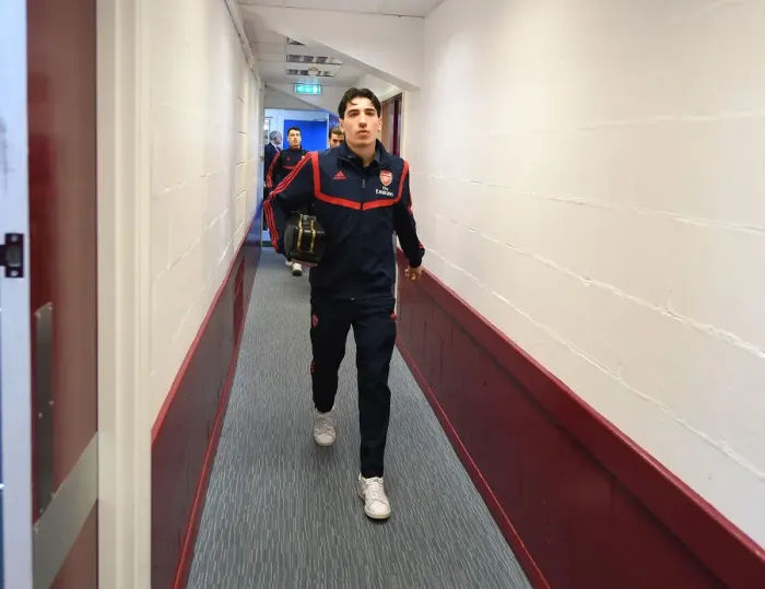 Framed Print : Hector Bellerin Gears Up: Burnley vs Arsenal, Premier League 2019-20 Framed Print : Hector Bellerin Gears Up: Burnley vs Arsenal, Premier League 2019-20