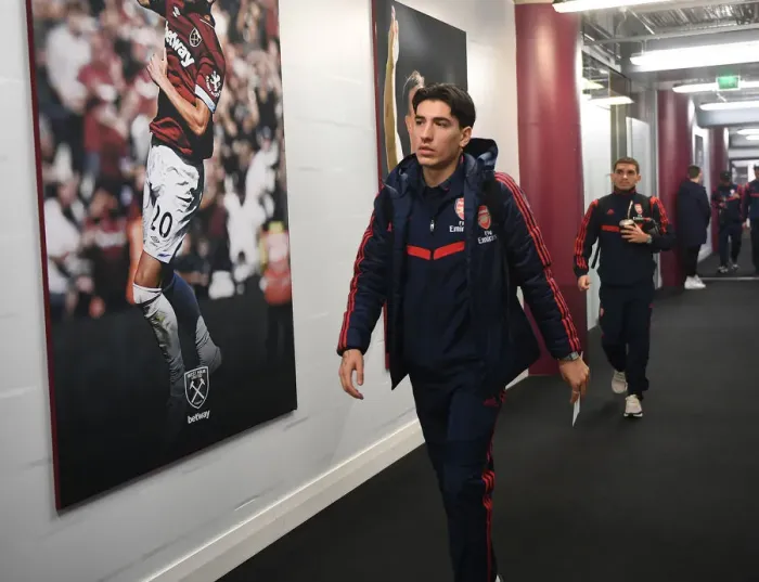 Framed Print : Hector Bellerin Gears Up: West Ham United vs Arsenal FC - Premier League, London 2019 Framed Print : Hector Bellerin Gears Up: West Ham United vs Arsenal FC - Premier League, London 2019