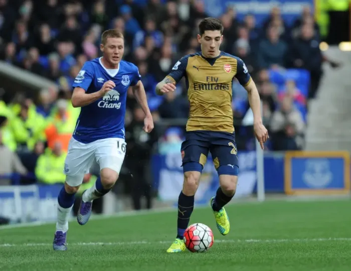 Framed Print : Hector Bellerin Outmaneuvers James McCarthy: Everton vs Arsenal, Premier League 2015-16 Framed Print : Hector Bellerin Outmaneuvers James McCarthy: Everton vs Arsenal, Premier League 2015-16