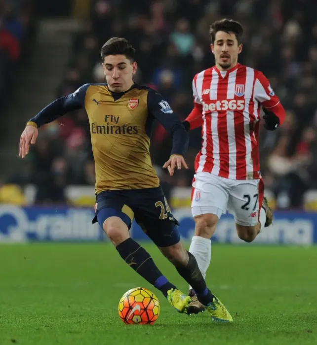 Framed Print : Hector Bellerin Surges Past Bojan: Stoke City vs Arsenal, Premier League 2015-16 Framed Print : Hector Bellerin Surges Past Bojan: Stoke City vs Arsenal, Premier League 2015-16