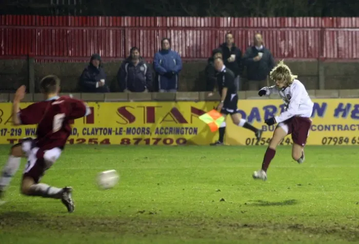 Framed Print : Henri Lansbury scores Arsenals 4th goal, his 2nd, past Nik Kudiersky (Burnley)