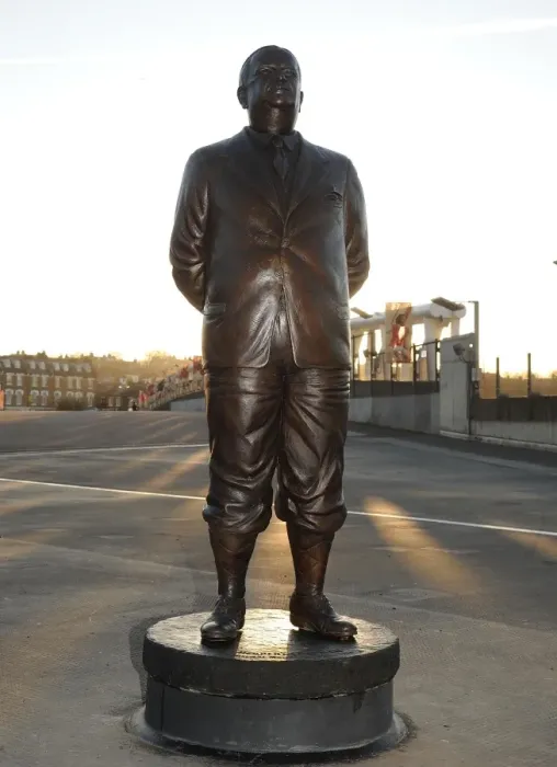 Framed Print : Herbert Chapman's Statue at Emirates Stadium: Arsenal vs Everton, Premier League (2011-12) Framed Print : Herbert Chapman's Statue at Emirates Stadium: Arsenal vs Everton, Premier League (2011-12)