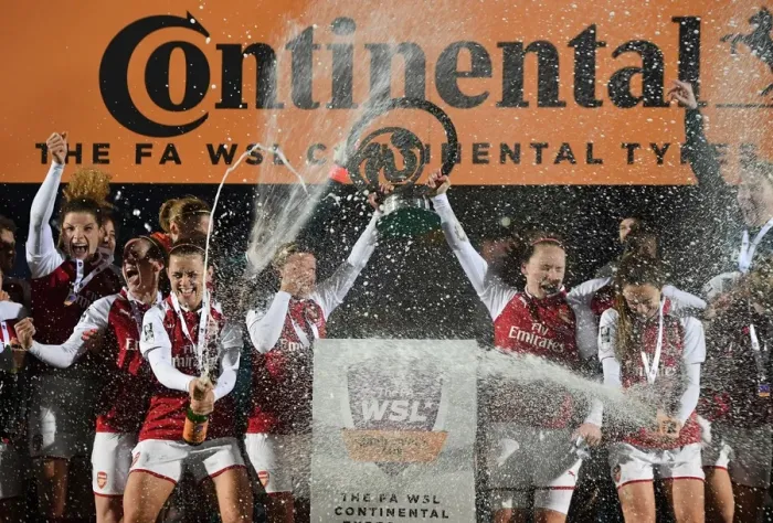 Framed Print : HIGH WYCOMBE, ENGLAND - MARCH 14: The Arsenal Women celebrate winning the Continenal Cup Trophy after the match between Framed Print : HIGH WYCOMBE, ENGLAND - MARCH 14: The Arsenal Women celebrate winning the Continenal Cup Trophy after the match between