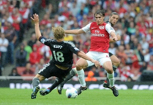 Ignasi Miquel (Arsenal) Dirk Kuyt (Liverpool). Arsenal 0:2 Liverpool. Barclays Premier League