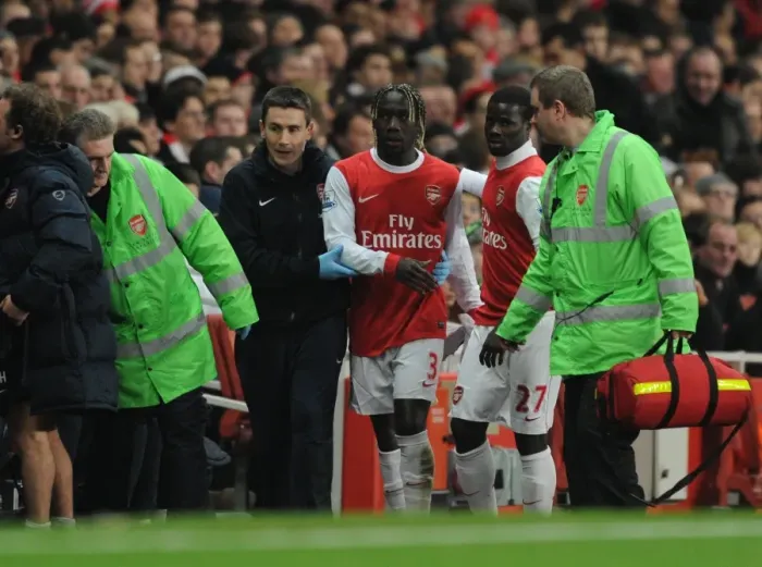 Framed Print : Injured Arsenal defender Bacary Sagna with Emmanuel Eboue and doctor Gary O Driscoll