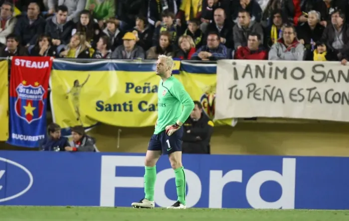 Framed Print : Injured Arsenal goalkeeper Manuel Almunal leaves the field