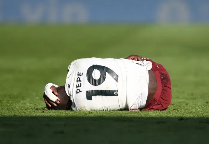 Framed Print : Injured Pepe: Arsenal's Struggle at Leicester Amidst Empty Stands (2020-21)