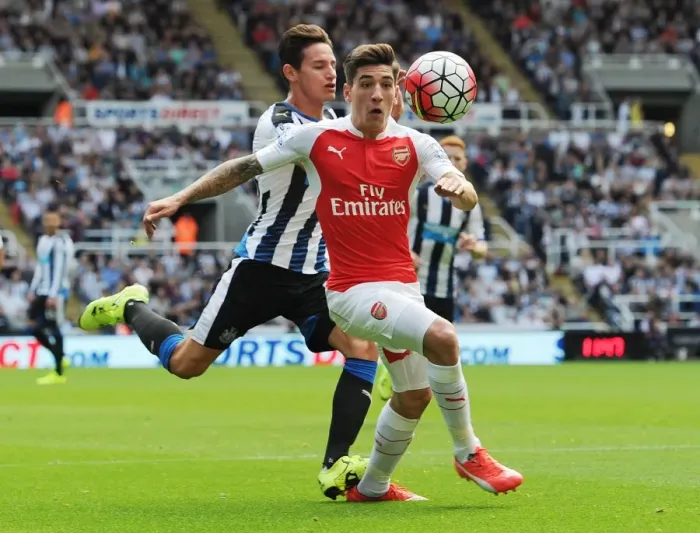 Framed Print : Intense Action: Bellerin Tackled by Thauvin in Newcastle United vs Arsenal (2015-16) Framed Print : Intense Action: Bellerin Tackled by Thauvin in Newcastle United vs Arsenal (2015-16)