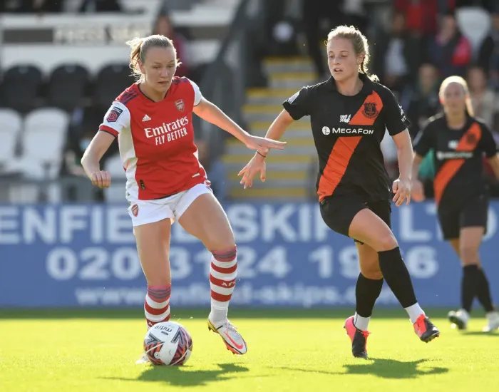 Framed Print : Intense Battle: Arsenal Women vs Everton Women in FA WSL Match (2021-22)