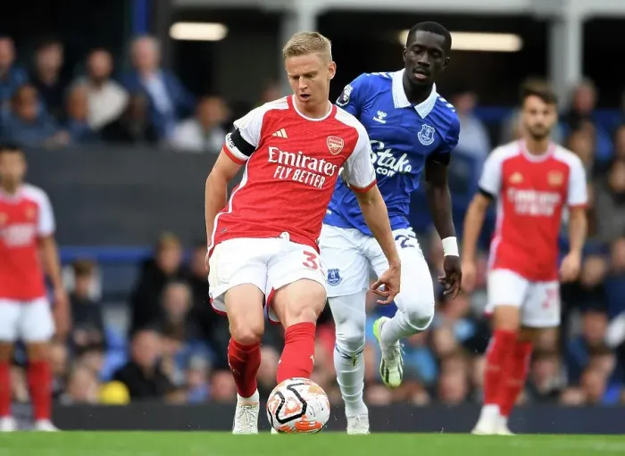 Framed Print : Intense Battle: Everton vs. Arsenal - Premier League 2023-24 - Zinchenko Fends Off Gueye