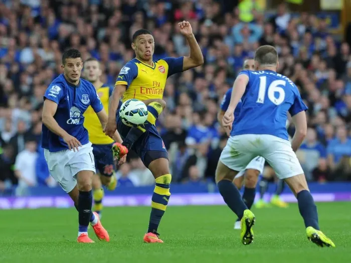 Framed Print : Intense Battle: Oxlade-Chamberlain vs. Merallas & McCarthy - Everton vs. Arsenal, Premier League 2014 / 15