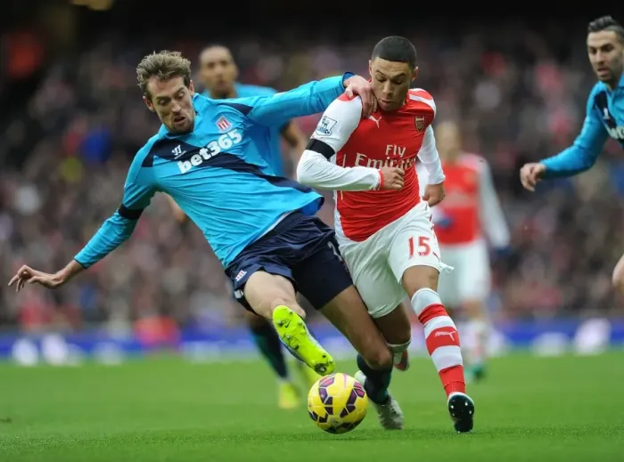 Framed Print : Intense Battle: Oxlade-Chamberlain vs Crouch at the Emirates Stadium - Arsenal vs Stoke City Framed Print : Intense Battle: Oxlade-Chamberlain vs Crouch at the Emirates Stadium - Arsenal vs Stoke City