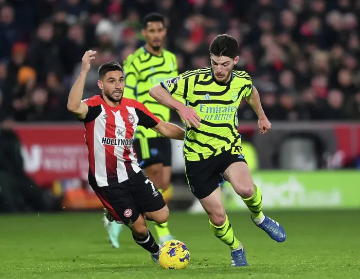 Framed Print : Intense Battle for Possession: Brentford vs Arsenal (2023-24)