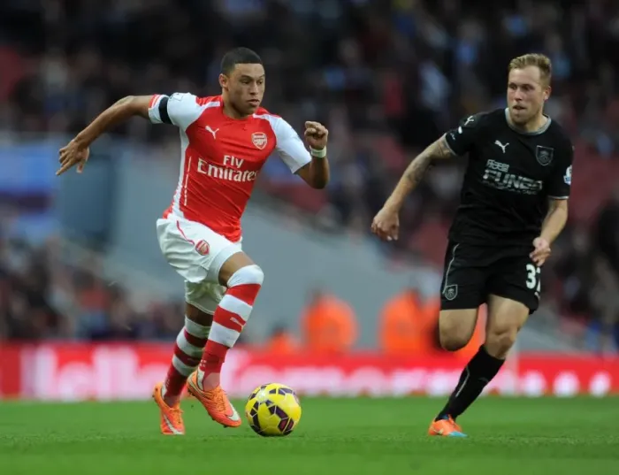 Framed Print : Intense Face-Off: Alex Oxlade-Chamberlain vs Scott Arfield at Emirates Stadium