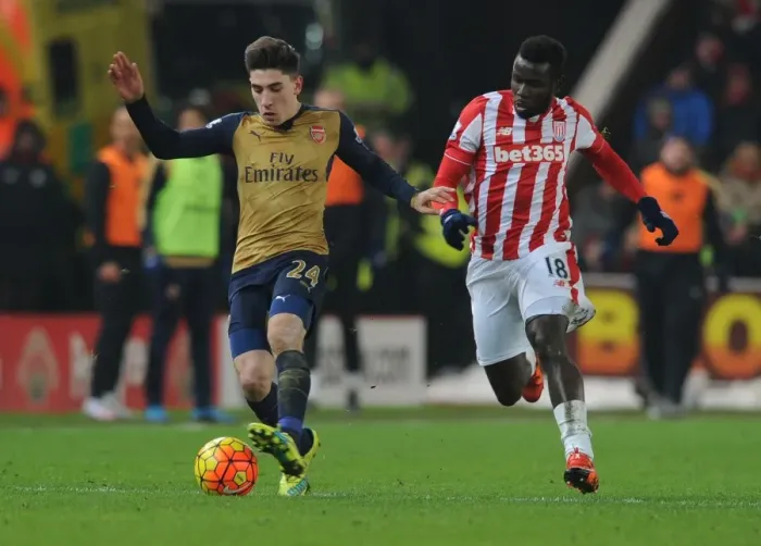 Framed Print : Intense Face-Off: Hector Bellerin vs Mame Diouf (Stoke City vs Arsenal, 2015-16)