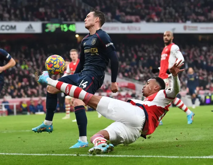 Framed Print : Intense Face-Off: Magalhaes vs Roberts - Arsenal's Battle Against Burnley (2021-22)