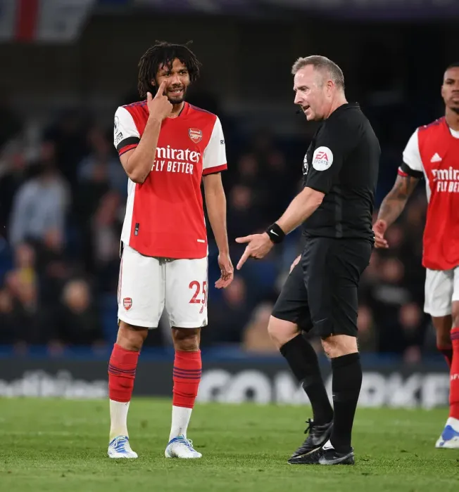 Framed Print : Intense Moment: Mo Elneny Argues with Referee John Moss during Chelsea vs. Arsenal Clash (2021-22)