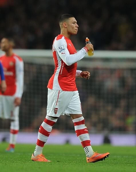 Intense Moment: Oxlade-Chamberlain Fights for Possession against Manchester United (2014-15)
