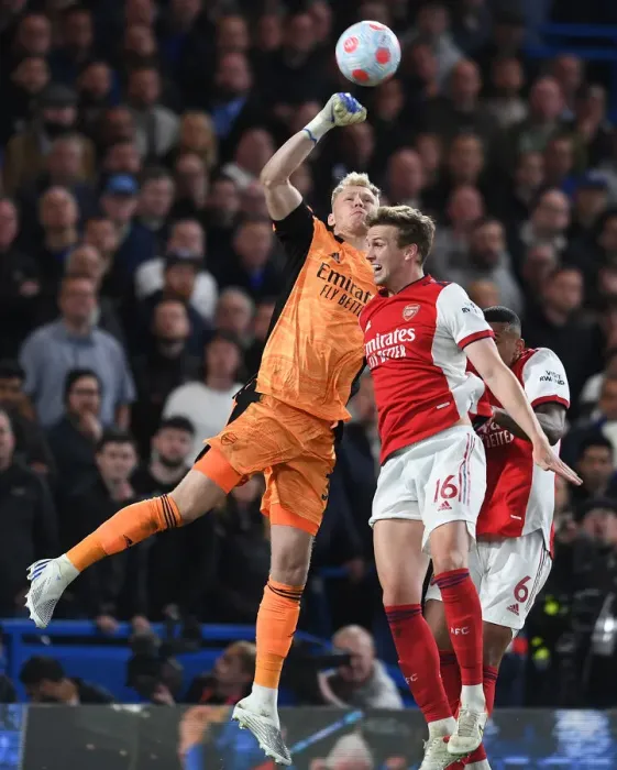 Framed Print : Intense Moment: Ramsdale Faces Holding Pressure at Stamford Bridge - Chelsea vs Arsenal, Premier League 2021-22