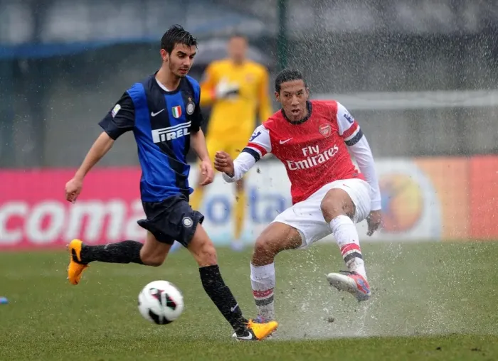 Framed Print : Isaac Hayden vs. Gabbianelli: Tense Moment at Inter Milan U19 vs. Arsenal U19 NextGen Series
