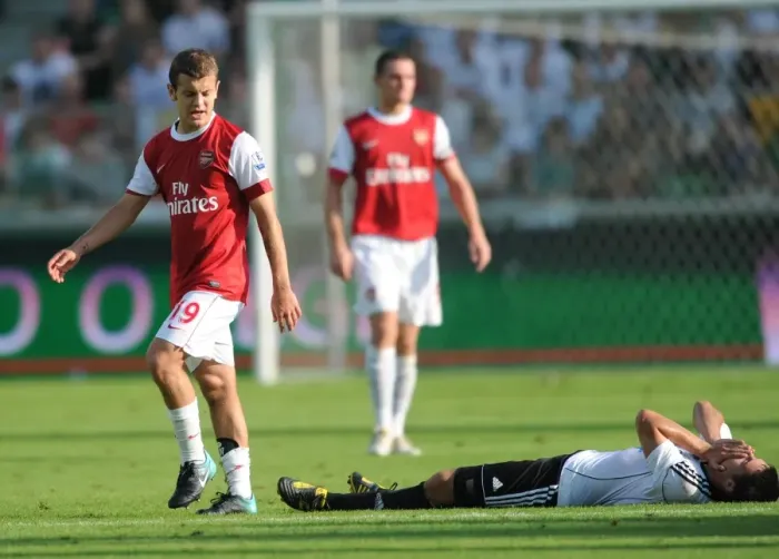 Framed Print : Jack Wilshere (Arsenal) Ariel Borysiuk (Legia). Legia Warsaw 5: 6 Arsenal