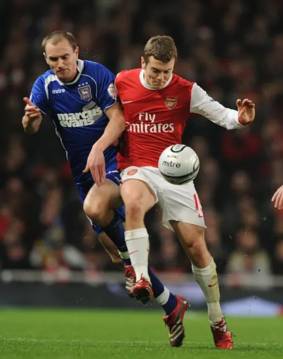 Framed Print : Jack Wilshere (Arsenal) Colin Healy (Ipswich). Arsenal 3: 0 Ipswich Town (3: 1 agg)