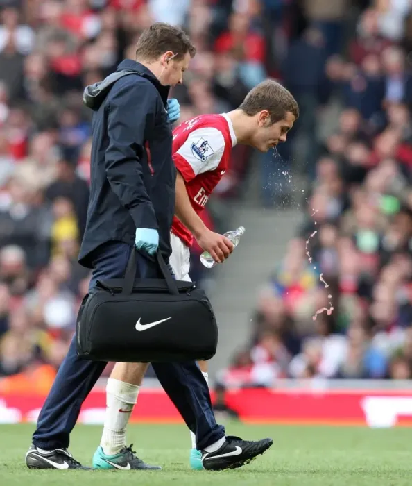 Framed Print : Jack Wilshere (Arsenal) gets treatment for a bloody lip from Physio Colin Lewin