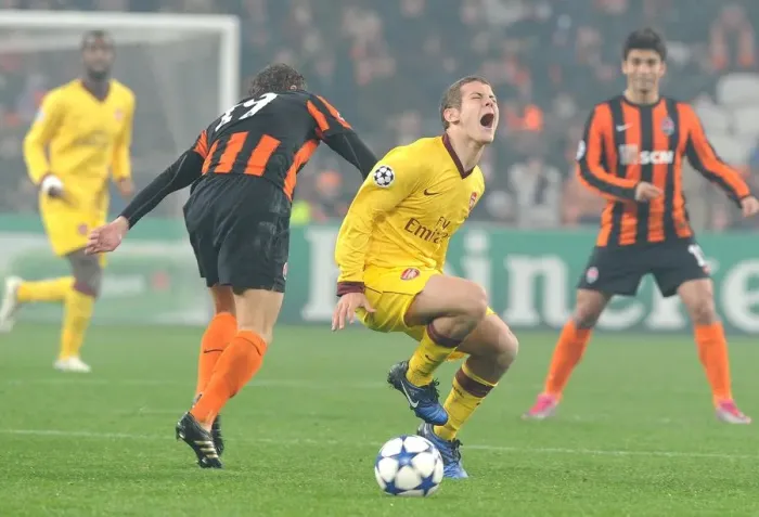 Framed Print : Jack Wilshere (Arsenal) Olexiy Gai (Shakhtar). Shakhtar Donetsk 2: 1 Arsenal