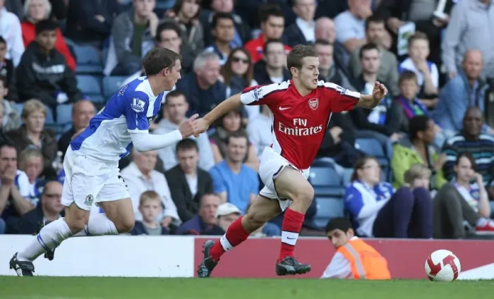 Framed Print : Jack Wilshere (Arsenal) Stephen Warnock (Blackburn)