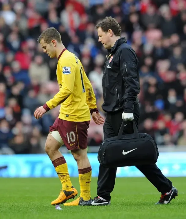 Framed Print : Jack Wilshere Leaves Field with Arsenal Physio: Sunderland vs Arsenal, Premier League 2012-13 Framed Print : Jack Wilshere Leaves Field with Arsenal Physio: Sunderland vs Arsenal, Premier League 2012-13