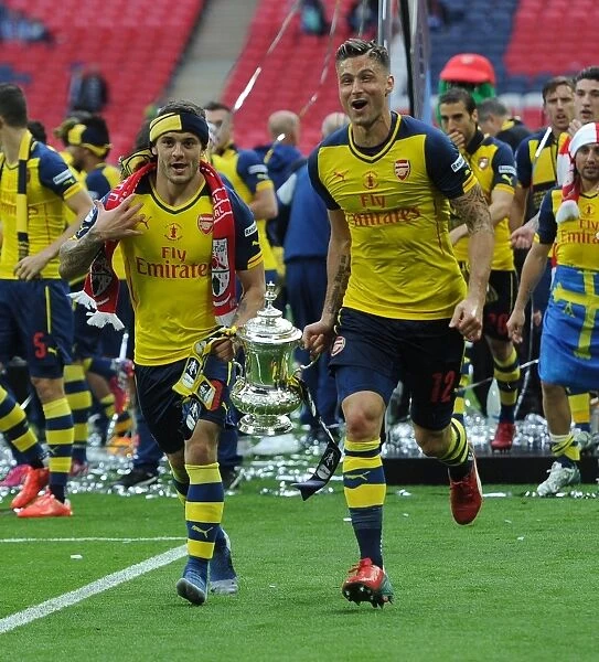 Jack Wilshere and Olivier Giroud (Arsenal) with the FA Cup Trophy after the match