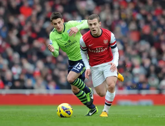 Framed Print : Jack Wilshere Outsmarts Ashley Westwood: Arsenal vs Aston Villa, Premier League 2012-13