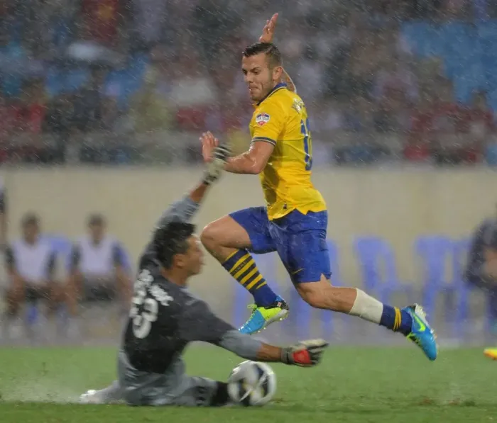 Framed Print : Jack Wilshere vs Tran Buu Ngoc: Vietnam vs Arsenal Friendly, 2013 Framed Print : Jack Wilshere vs Tran Buu Ngoc: Vietnam vs Arsenal Friendly, 2013